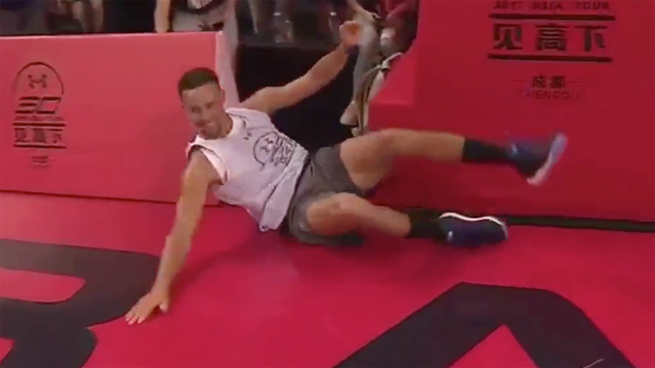 Stephen Curry Mocks Klay Thompson's Dunk Fail